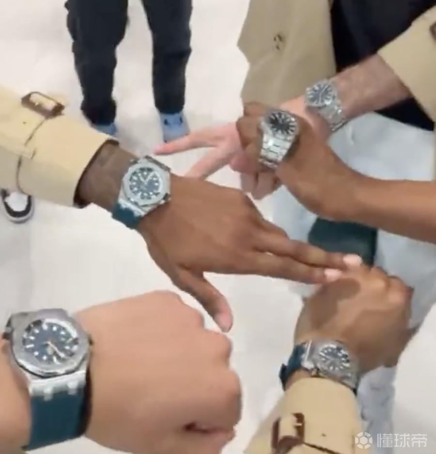 大手笔，亚历山大当选MVP后送全队AP手表+Burberry风衣
