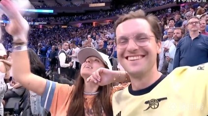 NBA东决G1骑士vs尼克斯比赛，有球迷穿枪手球衣